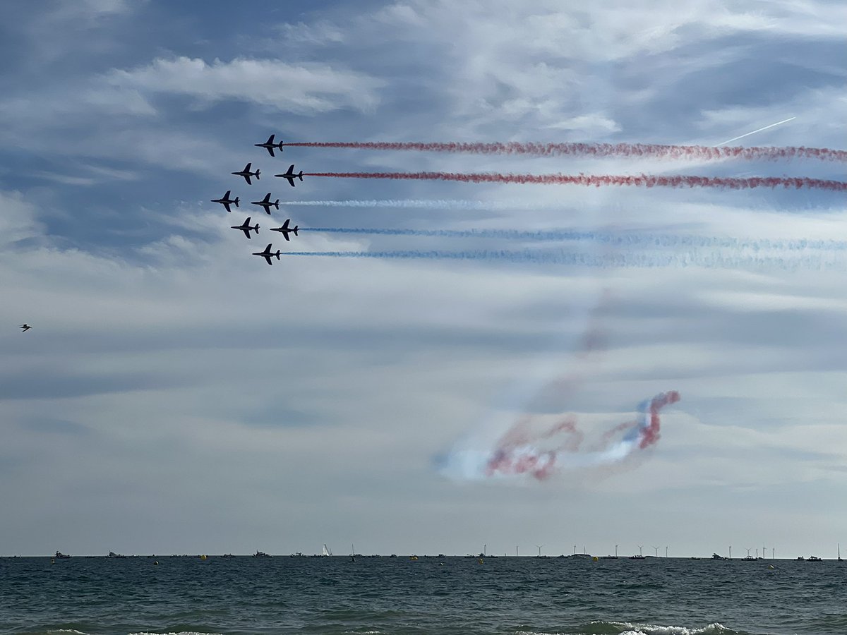 Brigitte_Ba's tweet photo. Toujours sous le charme de la @PAFofficiel ; quel beau ballet aérien… #PleinVol Bravo aux pilotes et à toutes les équipes de l’@Armee_de_lair qui font rêver les petits… et les grands ;) https://t.co/I1Nb8oerBX