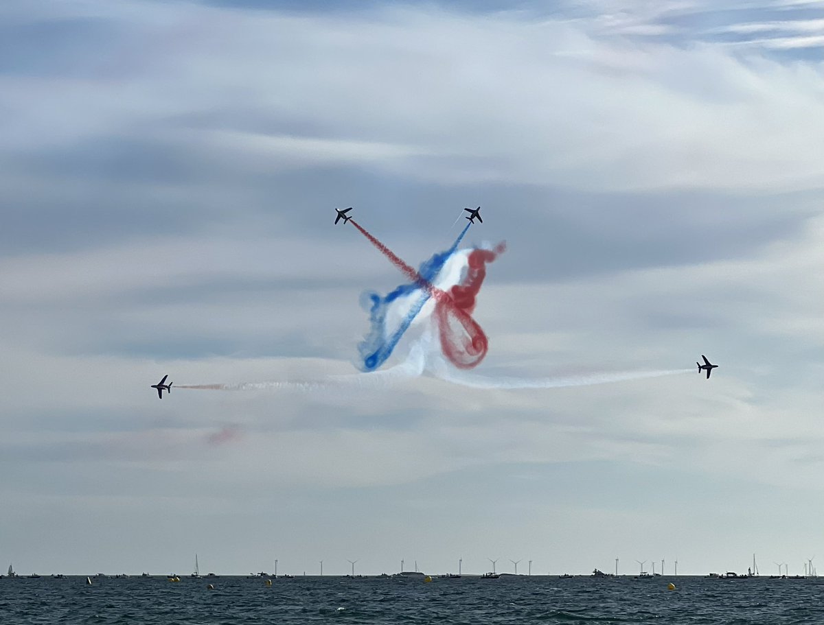 Brigitte_Ba's tweet photo. Toujours sous le charme de la @PAFofficiel ; quel beau ballet aérien… #PleinVol Bravo aux pilotes et à toutes les équipes de l’@Armee_de_lair qui font rêver les petits… et les grands ;) https://t.co/I1Nb8oerBX