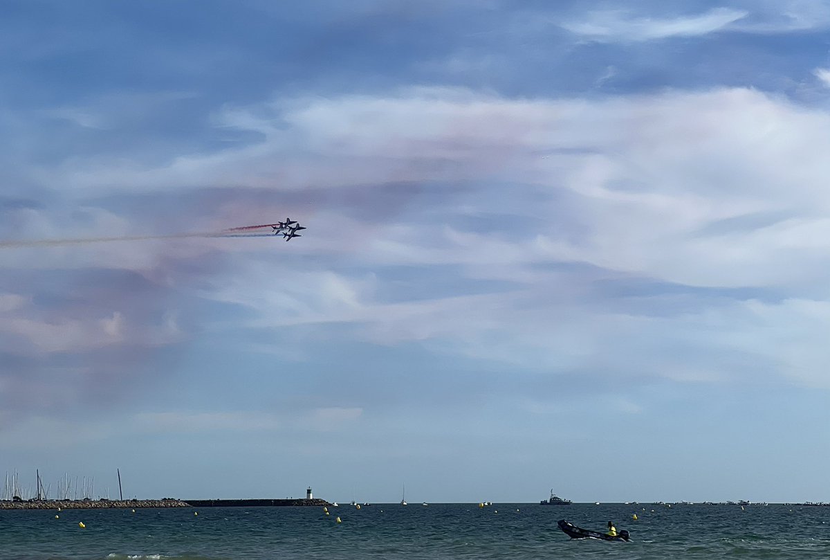 Brigitte_Ba's tweet photo. Toujours sous le charme de la @PAFofficiel ; quel beau ballet aérien… #PleinVol Bravo aux pilotes et à toutes les équipes de l’@Armee_de_lair qui font rêver les petits… et les grands ;) https://t.co/I1Nb8oerBX