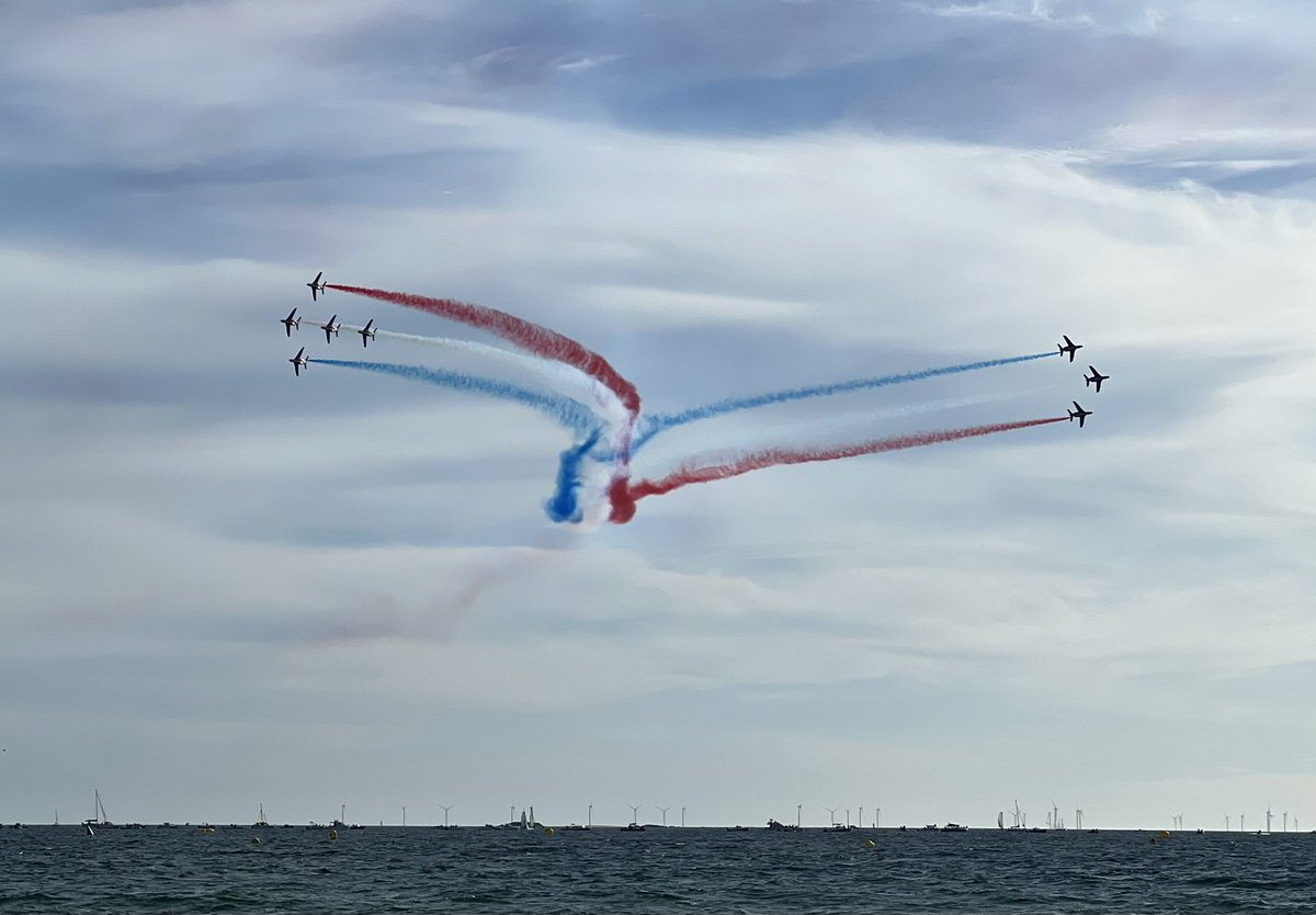Brigitte_Ba's tweet photo. Toujours sous le charme de la @PAFofficiel ; quel beau ballet aérien… #PleinVol Bravo aux pilotes et à toutes les équipes de l’@Armee_de_lair qui font rêver les petits… et les grands ;) https://t.co/I1Nb8oerBX