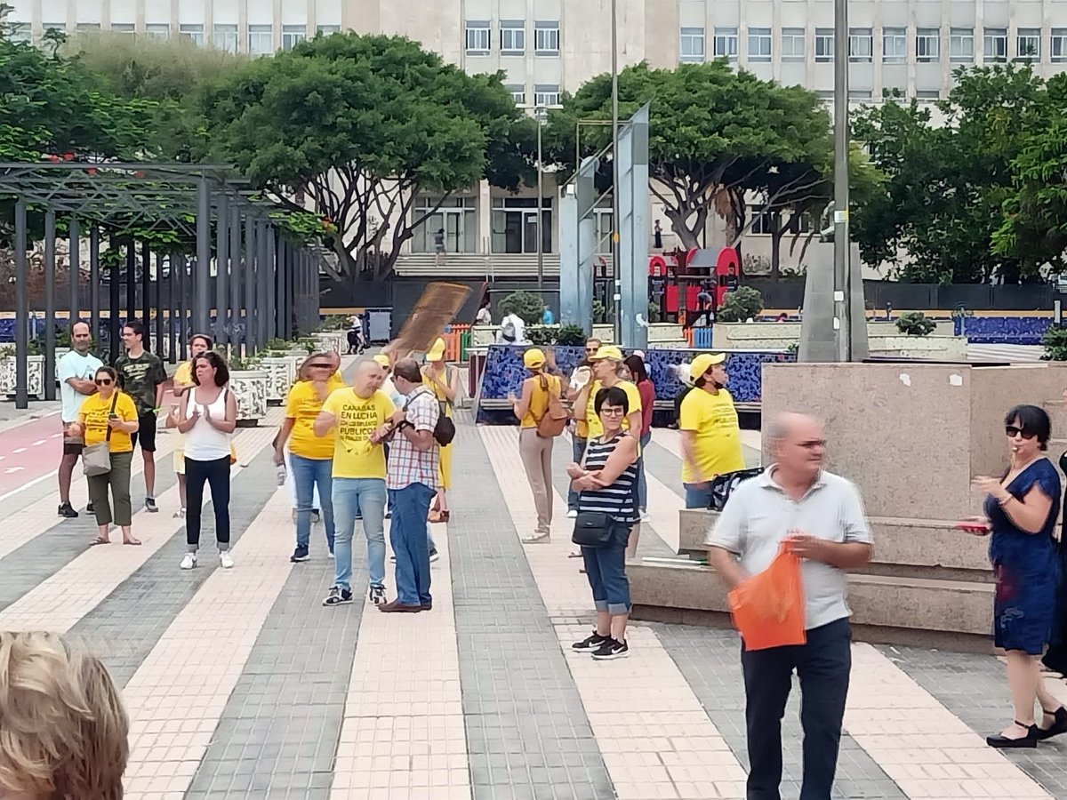 PEFRALCA's tweet photo. Gracias a los compañeros que hoy han estado defendiendo a todo un colectivo de 4000 personal, especialmente al compañero "fijo" que hoy cogió el megáfono para gritar alto y claro que esta injusticia debe PARAR ya! #PermanenciaYa para los #EmpleadosEnFraudeDeLey ⁦@avtorresp⁩ https://t.co/0lOf32FaZe