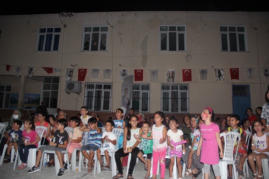 AliUyantr's tweet photo. #Tarsus #Dedeler köyümüzdeyiz.
Mersin Büyükşehir Belediyemizin düzenlediği.
"Köy Bizim, Şenlik Bizim”
#Dedeler mahallemiz,Çocuklarımız ve Aileleri Başkanımız sayın VAHAP SEÇER’e Teşekkür ediyorlar.
#VahapSeçer
#MersinBüyükşehirBelediyesi
#TaDeKa https://t.co/Ha6fHp1FIH
