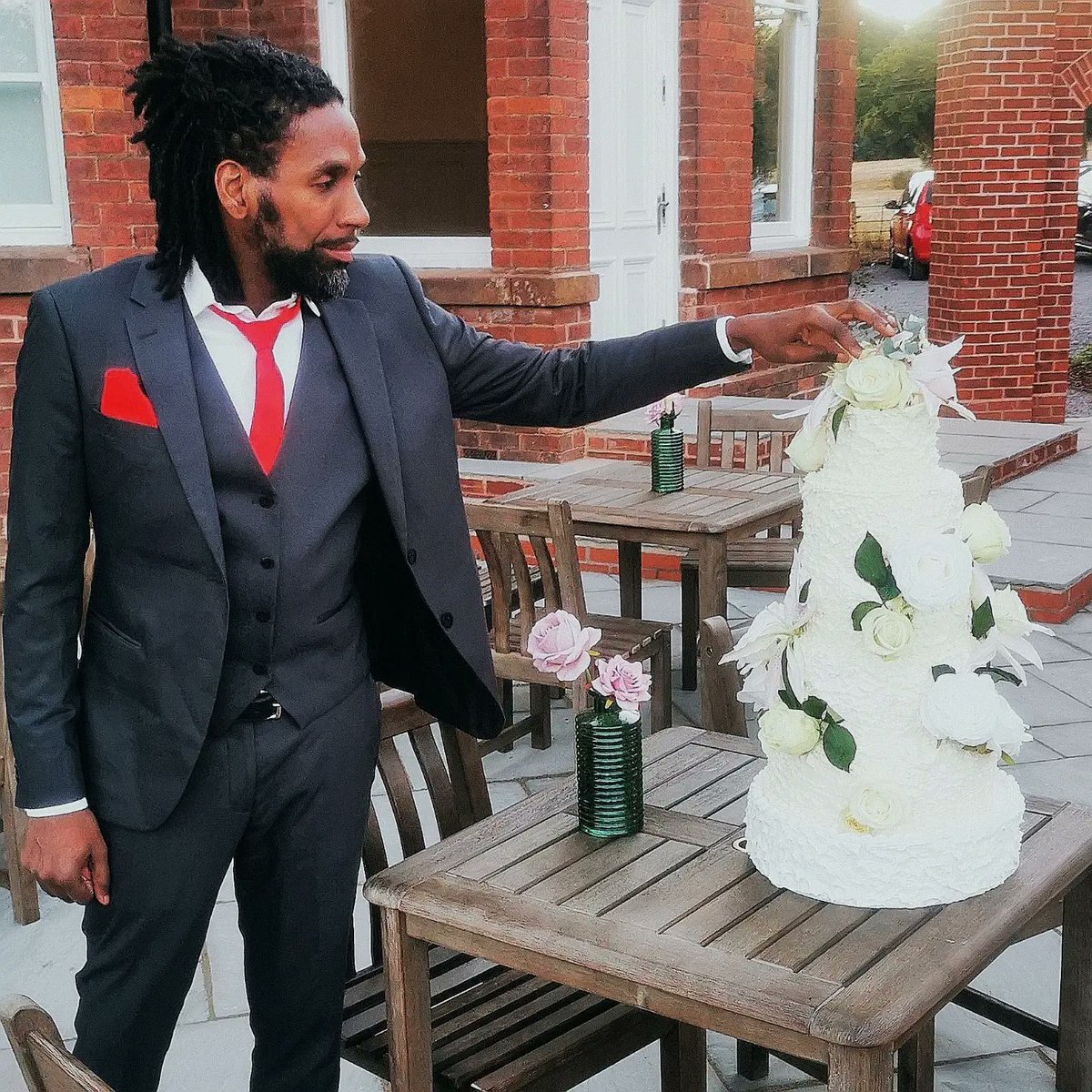 chef_rave's tweet photo. 💒 #weddingcake 🍰 https://t.co/GiAl7RoMdD