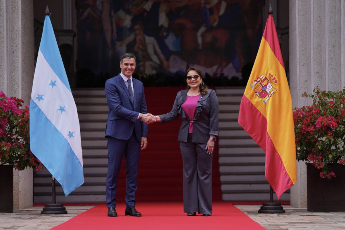 lanotta's tweet photo. Presidenta de Honduras @XiomaraCastroZ recibe al presidente del gobierno español @sanchezcastejon en casa de Gobierno #Honduras https://t.co/StTzfZzUsx