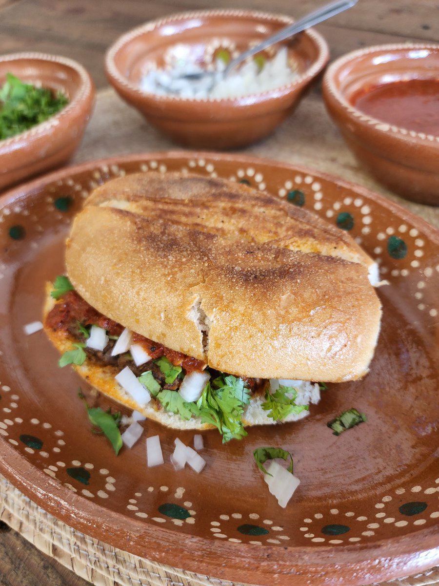 BiggerDewar's tweet photo. Mi mamá hace una #Birria super deliciosa, y la ofrece en diferentes presentaciones: 
Taco
Torta
Dorado
Quesabirria
Plato grande y chico

Si andan por #SanLuisPotosí, les recomiendo pasen a @SenoraBirria

📍Av. Mariano Jiménez #1445
☎️ 444-768-6802
🕗 Jueves a domingo / 8am a 4pm. https://t.co/zWWIzm2hcn