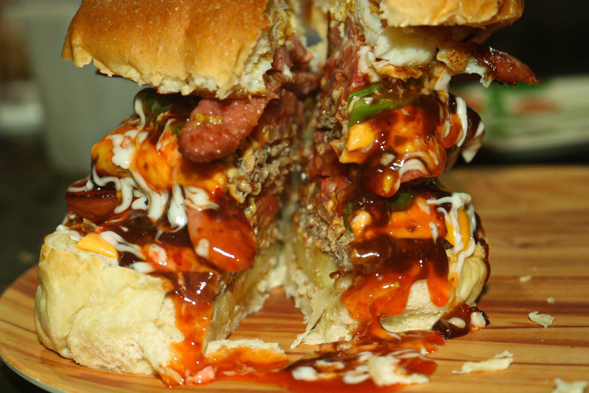 kitilas_kitchen's tweet photo. The dirtier the better,
#juicy
#delicious
#tasty
This is our beef dirty burger @10,000 tsh at #kitilaskitchen
Open: 12noon to 10pm everyday
Location: Kijitonyama, mtaa wa bukoba
You can call 0786589870 https://t.co/cikznxSJas