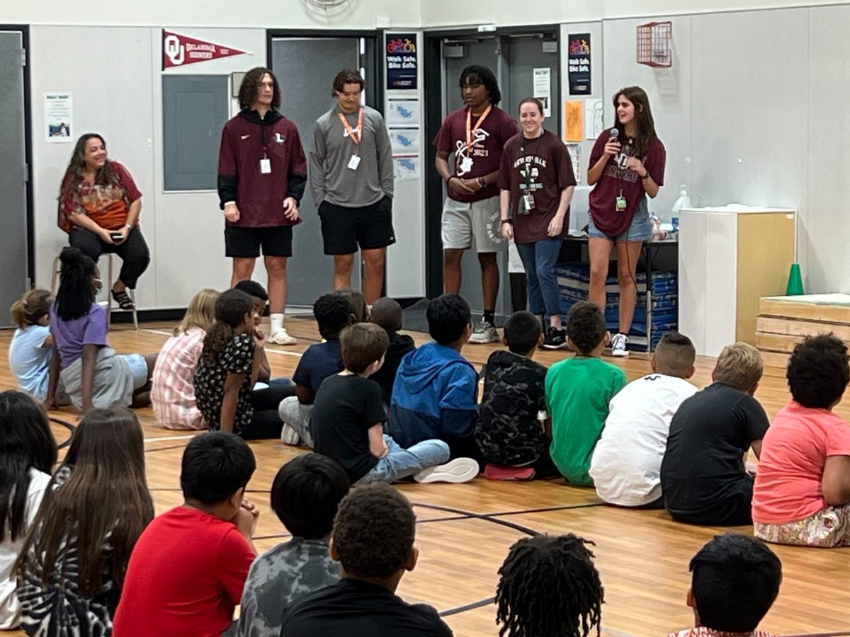 DeganElementary's tweet photo. Thank you Lewisville High School seniors for coming out and talking with our 5th grade students, at the beginning of the year, about what it takes to be college ready! NEU! #onelisd #wearedegan #FarmerPride https://t.co/WItO5h3uQb