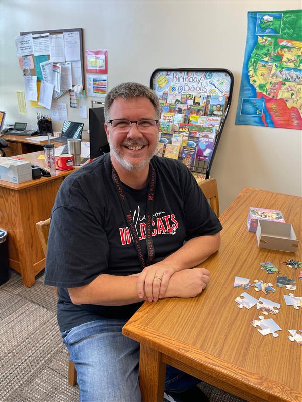 WindsorCatsDMPS's tweet photo. Time for a Staff Spotlight, and who better to start the year than our Principal! Mr. Nichols loves our families at Windsor. He has gotten to know them well over his 11 years here and truly appreciates the relationships that have been created. https://t.co/fuGiHIpBOh