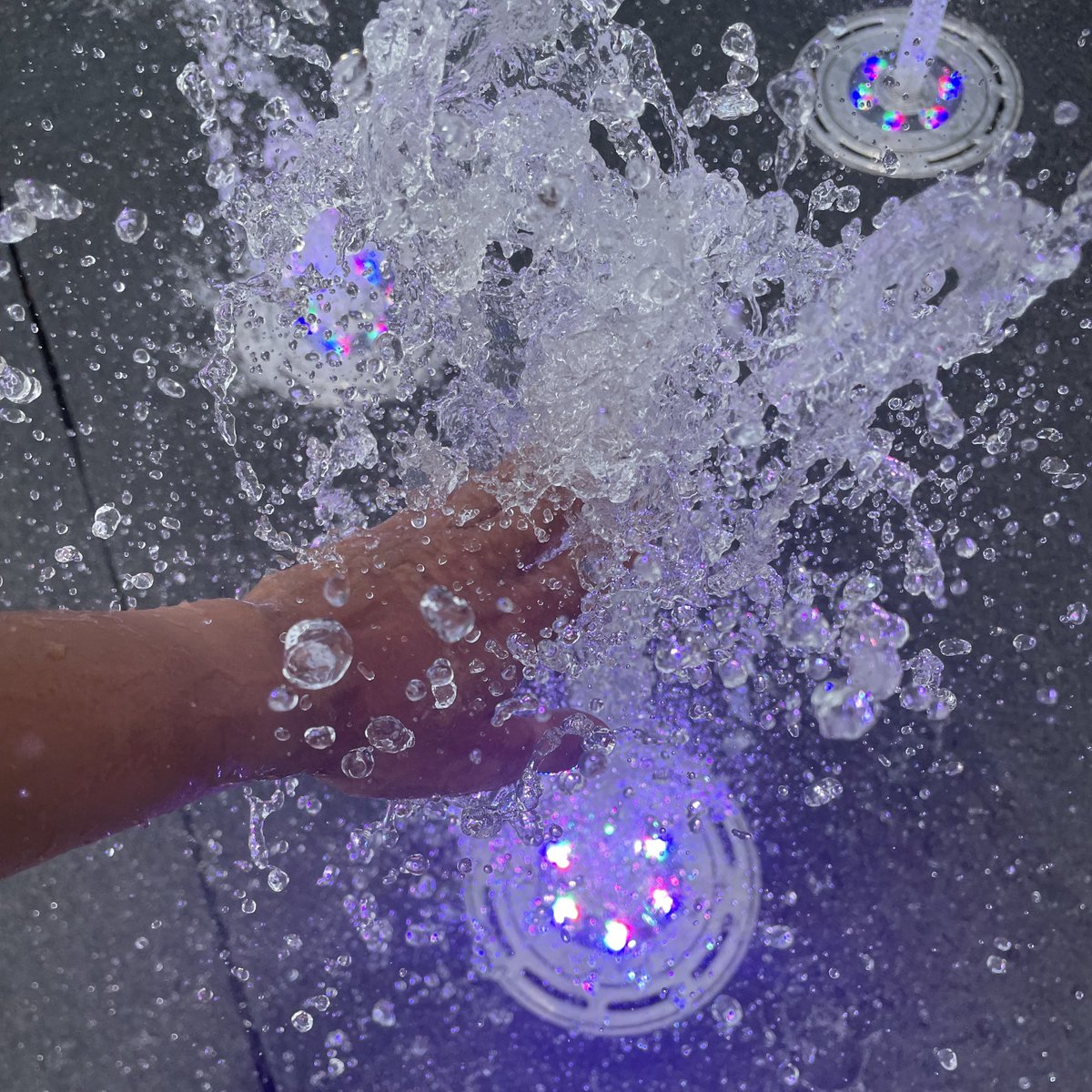 Discord's tweet "touch water " Trendsmap