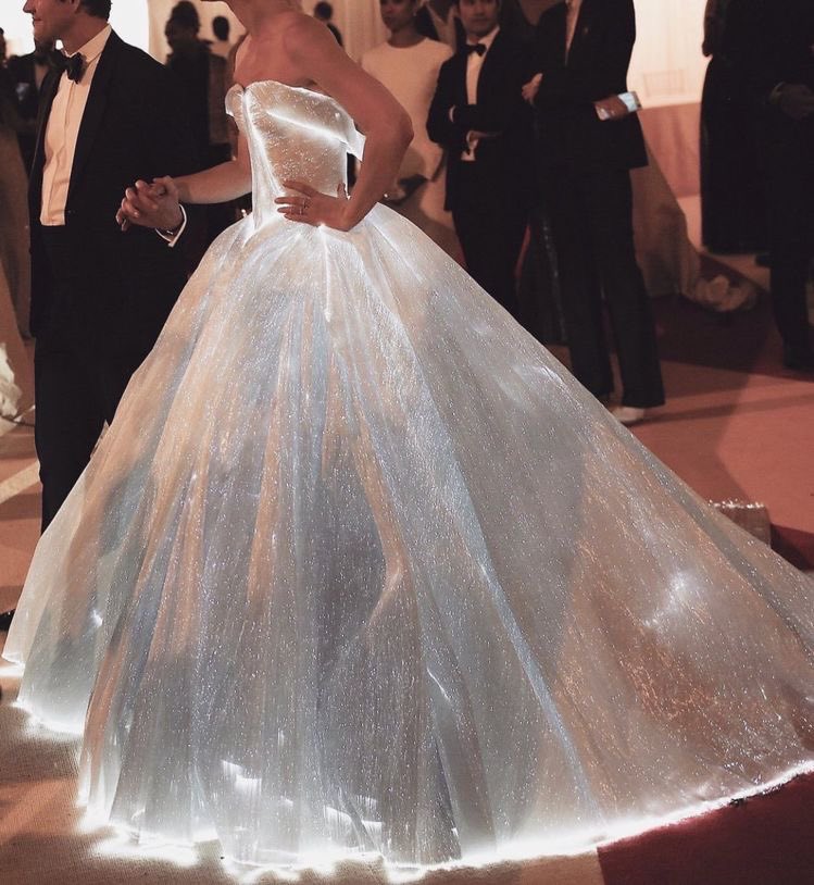 Claire Danes’in 2016 met galada giydiği ışıklı elbise.. gelinlik diye giyme fikri çık aklımdan