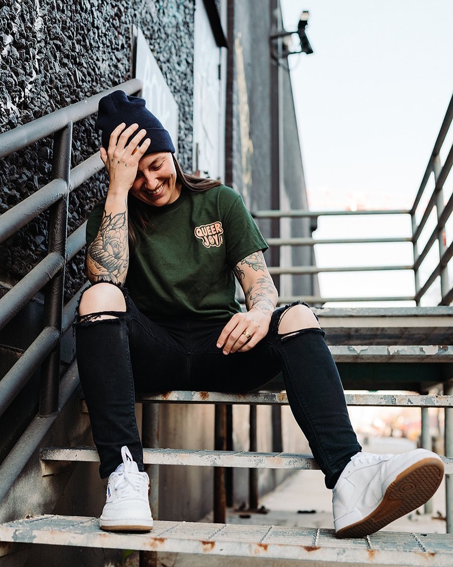 Can't stop smiling cuz it's finally Friday 😁

👩 @court_rhodes
📸 @rileysheaglenn

#tgif #queerjoy