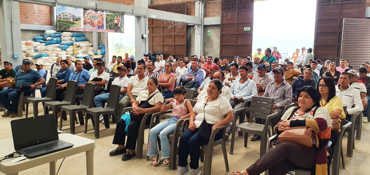 CatalinaRMar's tweet photo. @AOccicafe se encuentra celebrando su primera Asamblea General de #ASOCIADOS (antes de delegados). Esto resultado de la asesoría con @acodea_ dónde se decidió cambiar su estructura de gobernanza. Con  apoyo de @FFP_AgriCord y @AFD_es https://t.co/wJObMwuIw0