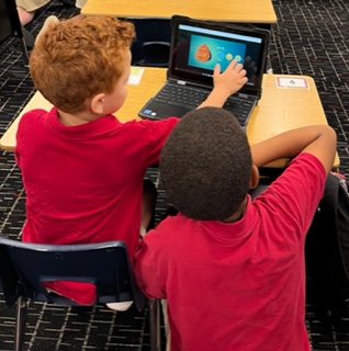 Trad_Bellair's tweet photo. 5th graders in Ms. Mullins' class were showing their leadership skills at The Traditional Academy at Bellair by helping their kindergarten buddies log into Amplify. #SoaringToExtraordinaryHeightsTogether @DVUSD https://t.co/6bPN2b8b7x