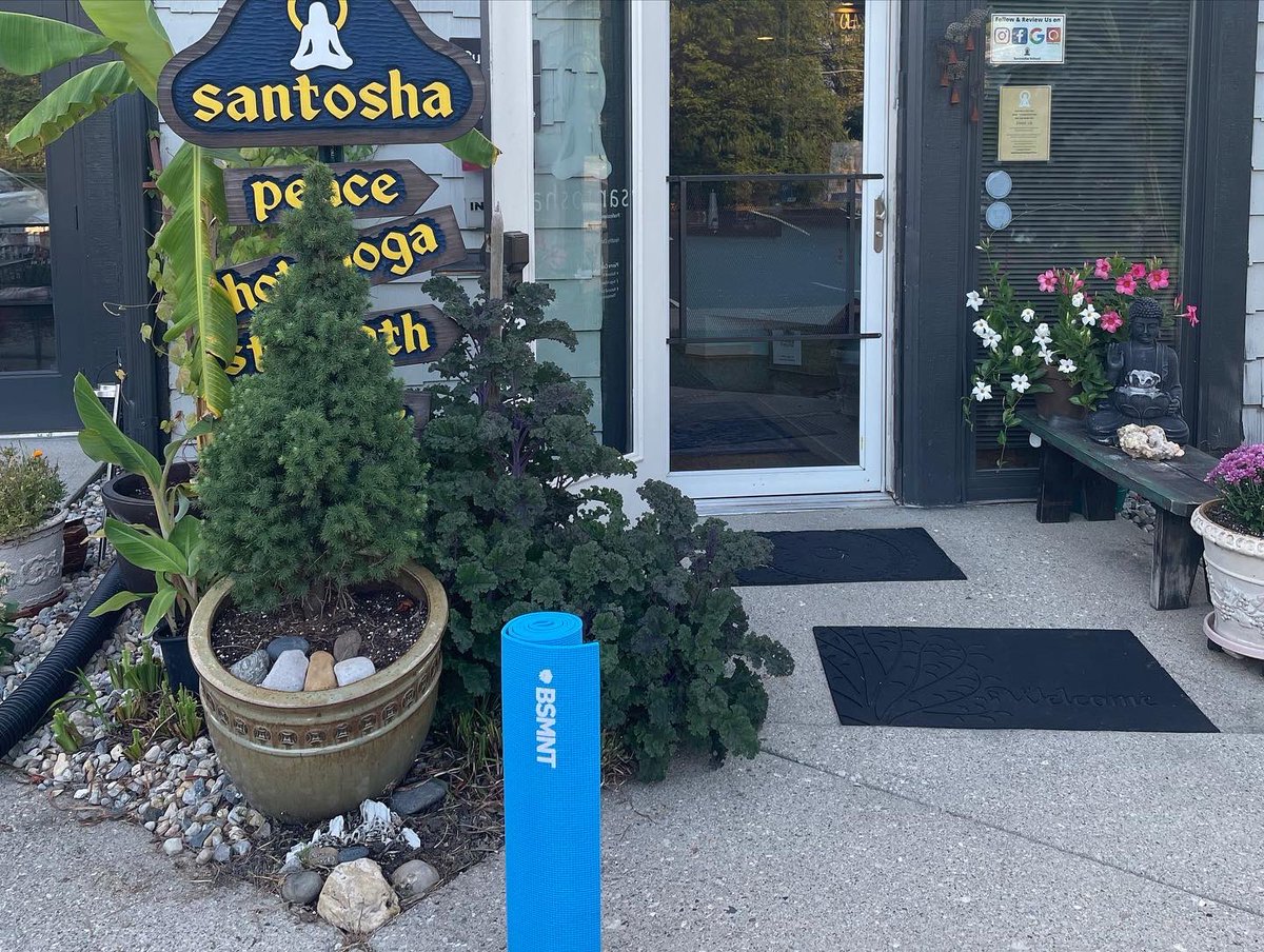 Work hard, recover hard. Some of our Dwellers took a yoga class together to find some #dwellness after a hard day’s work! 🧘