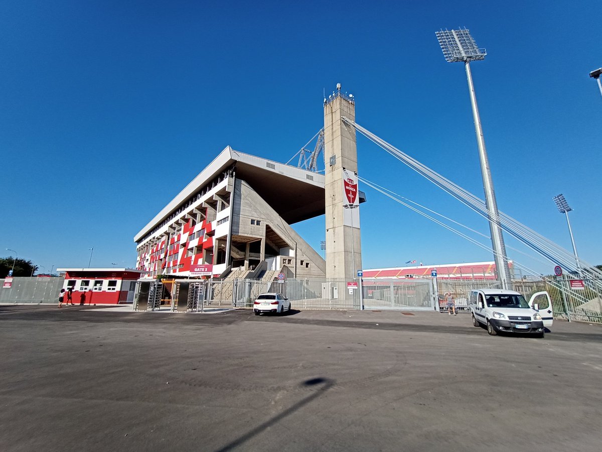 GWeenum's tweet photo. @JeanPaulRison Mooi stadion! We waren afgelopen maandag in de buurt. Helaas mochten we niet even binnen de hekken :( https://t.co/4T3MvpBjmo