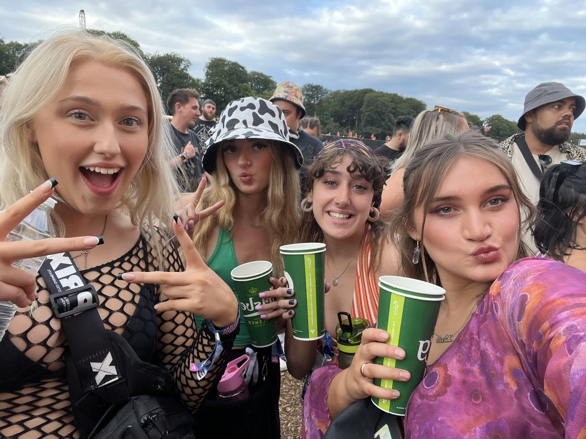 beth_mawson's tweet photo. Girlies that camp #NoMusicOnADeadPlanet  #maddiehasdiarhhea https://t.co/wNBRF0Bmya