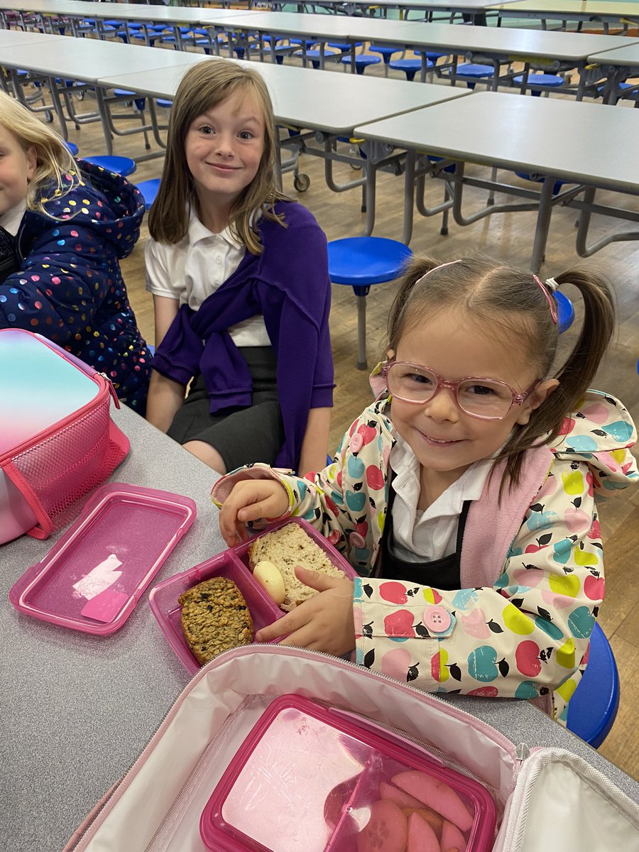 MrBlairBPS's tweet photo. ππ©π»βπ€βπ¨πΌ P1 Buddies π©π»βπ€βπ¨πΌπ
P1B enjoyed a special lunch time with their P6 buddies today π
Our buddies helped us in the dining hall and played with us during lunch time π
Thank you @beanxmissrisk @MissMclellandBX @BXMrsLang P6 are great role models to our P1s
(1/5)
#BPSValues https://t.co/prlPe71uCv