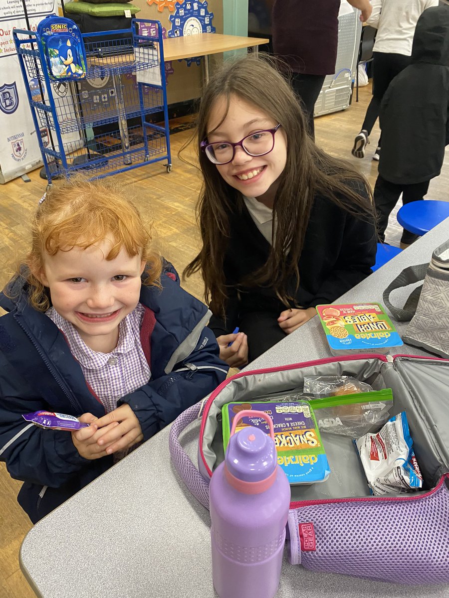 MrBlairBPS's tweet photo. ππ©π»βπ€βπ¨πΌ P1 Buddies π©π»βπ€βπ¨πΌπ
P1B enjoyed a special lunch time with their P6 buddies today π
Our buddies helped us in the dining hall and played with us during lunch time π
Thank you @beanxmissrisk @MissMclellandBX @BXMrsLang P6 are great role models to our P1s
(1/5)
#BPSValues https://t.co/prlPe71uCv