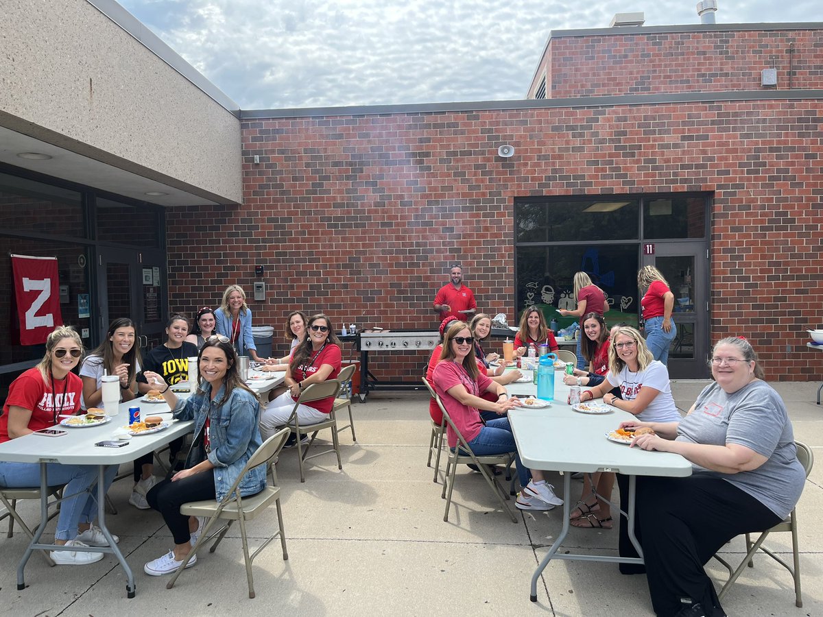 JSchwartzMPS's tweet photo. Enjoyed stopping by a tailgate lunch today!  Thank you to the incredible staff at @hollingheights for all you do for students!  #Proud2bMPS https://t.co/spwTt5spxw