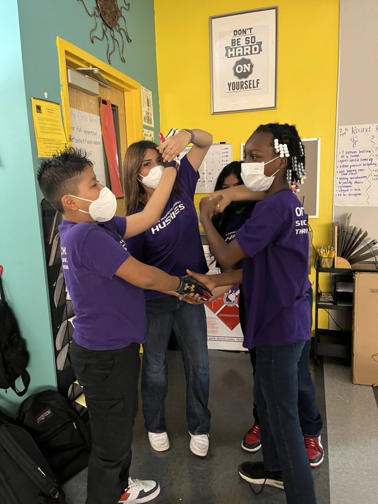The Gauchos working together to solve the human knot 🧩💪🏼
