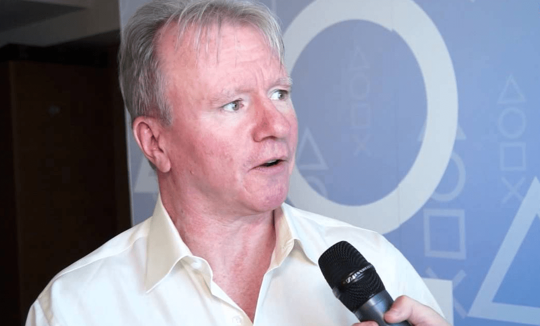 Jim Ryan aclara la subida de 50€, para apaciguar a las masas 

" He visto mucha tontería, que si inflación, la gasolina, la luz y mierdas... Los 50€ son para bloquear más juegos a Gamepass" 

La noticia fue aplaudida x los miles de fan que se amontonaban bajo el balcón de Jim.