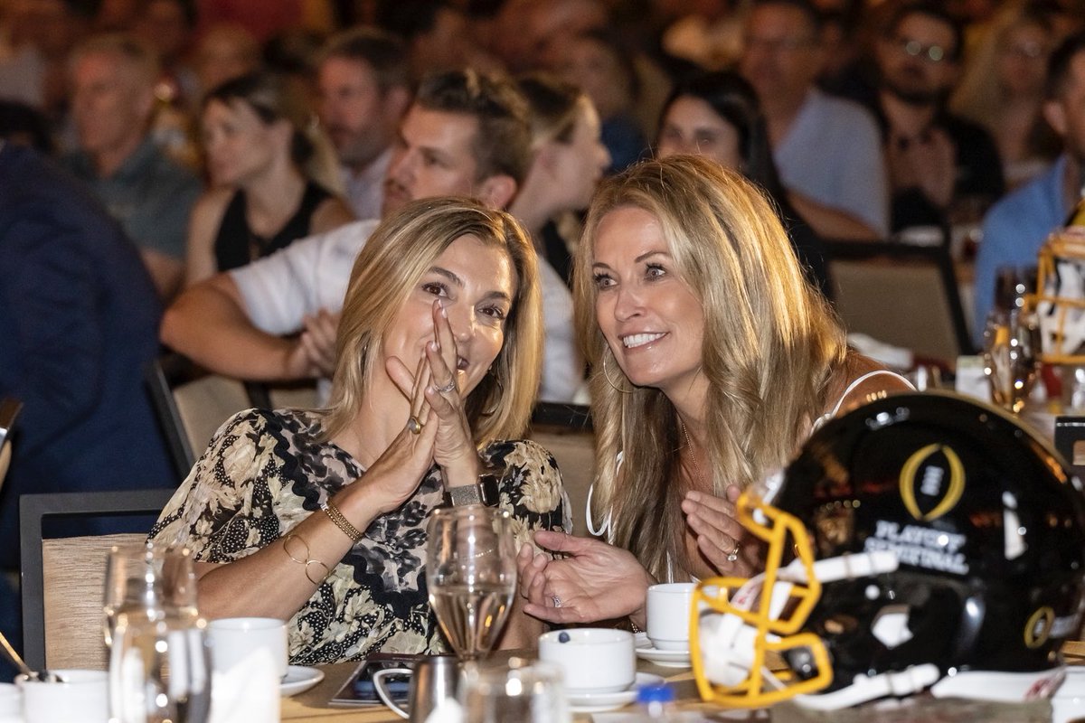 Fiesta Sports Foundation (@fiesta_bowl) on Twitter photo 𝓢𝓪𝓶𝓮 𝓿𝓲𝓫𝓮𝓼.
The 1992-93 #FiestaBowl Queen, <a href="/Alex_Flanagan/">Alex Flanagan</a> returned as a keynote speaker for our 2022 @ArizBank Fiesta Bowl Luncheon presented by <a href="/CaesarsSports/">Caesars Sportsbook</a> this week.
Flanagan grew up in Sonoita, AZ, and was an undergraduate at the University of Arizona.
#fbf 𝓢𝓪𝓶𝓮 𝓿𝓲𝓫𝓮𝓼.
The 1992-93 #FiestaBowl Queen, <a href="/Alex_Flanagan/">Alex Flanagan</a> returned as a keynote speaker for our 2022 @ArizBank Fiesta Bowl Luncheon presented by <a href="/CaesarsSports/">Caesars Sportsbook</a> this week.
Flanagan grew up in Sonoita, AZ, and was an undergraduate at the University of Arizona.
#fbf