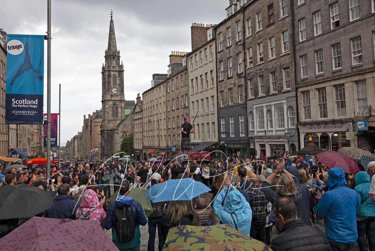 Super Scott local lad #juggling <a href="/edfringe/">Edinburgh Festival Fringe</a> on the Royal Mile holding the audience even in the #rain #edinburgh #scotland #edfringe #EdFringe2022
