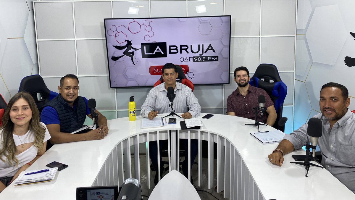 jcneira1986's tweet photo. 🔘Previa de la Fecha 8 - Etapa 2 @LigaProEC.
🔘Ecuatorianos en el exterior.
🔘Wagner Rivera visitó #LaBruja985.

PALCO 13 con @johnnyvanoni @RafaelAguirreB @xaviersegovia32 @miri_kathema @jcneira1986 desde las 14hs por @Labruja985

✅️ Auspicia @DrinksRetro https://t.co/hmL8E9owpI