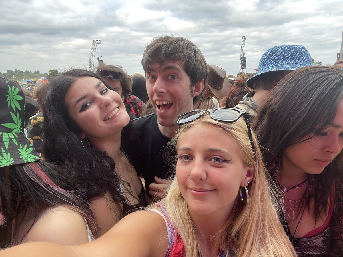 Front row ready for Glass Animals 😎 #NoMusicOnADeadPlanet <a href="/OfficialRandL/">Reading & Leeds Fest</a>