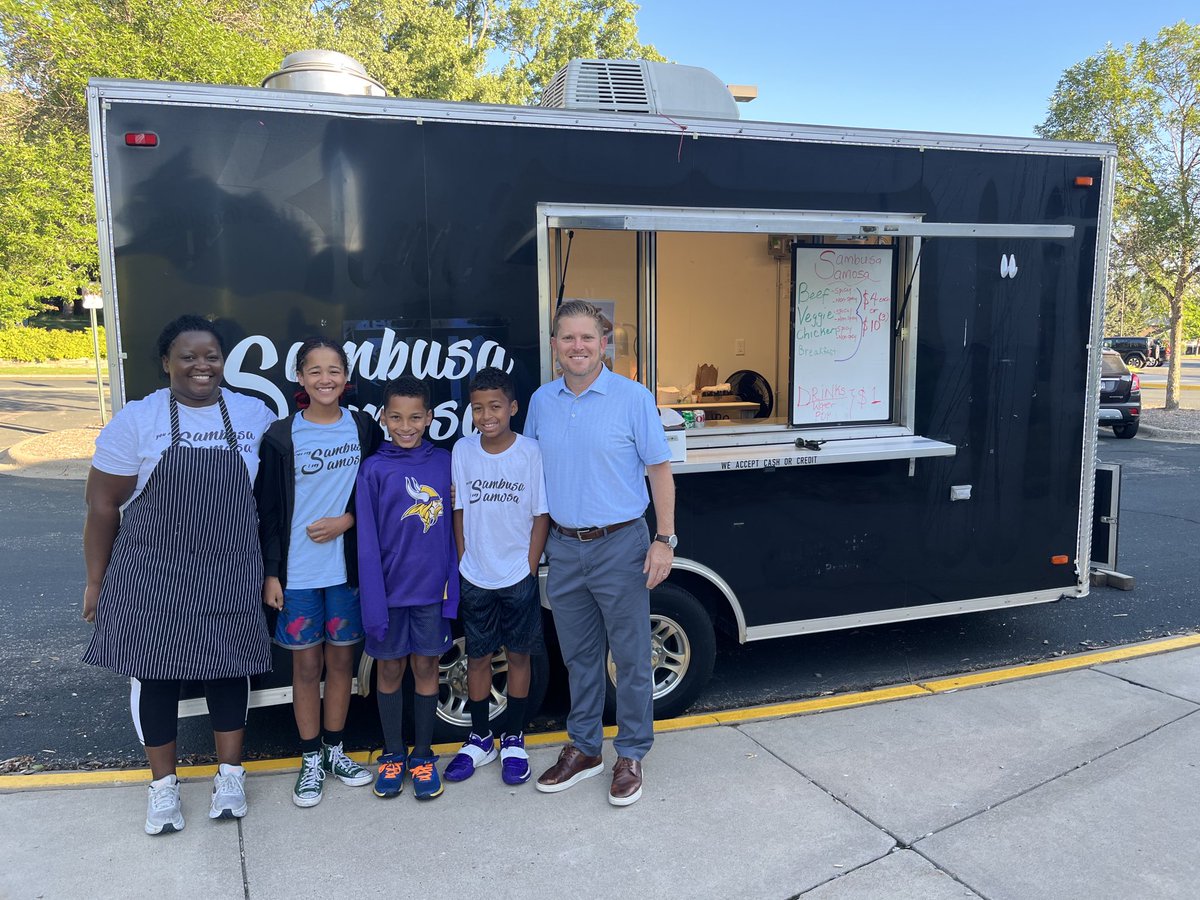 andrewvollmuth's tweet photo. Great morning ⁦@NHKnights⁩ as we welcomed back the Erickson fam and their new Food Truck - Samosa Sambosa! Thanks to NH PTA for providing breakfast for our team https://t.co/bmXNijq6UG