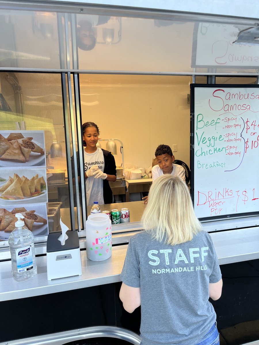 andrewvollmuth's tweet photo. Great morning ⁦@NHKnights⁩ as we welcomed back the Erickson fam and their new Food Truck - Samosa Sambosa! Thanks to NH PTA for providing breakfast for our team https://t.co/bmXNijq6UG