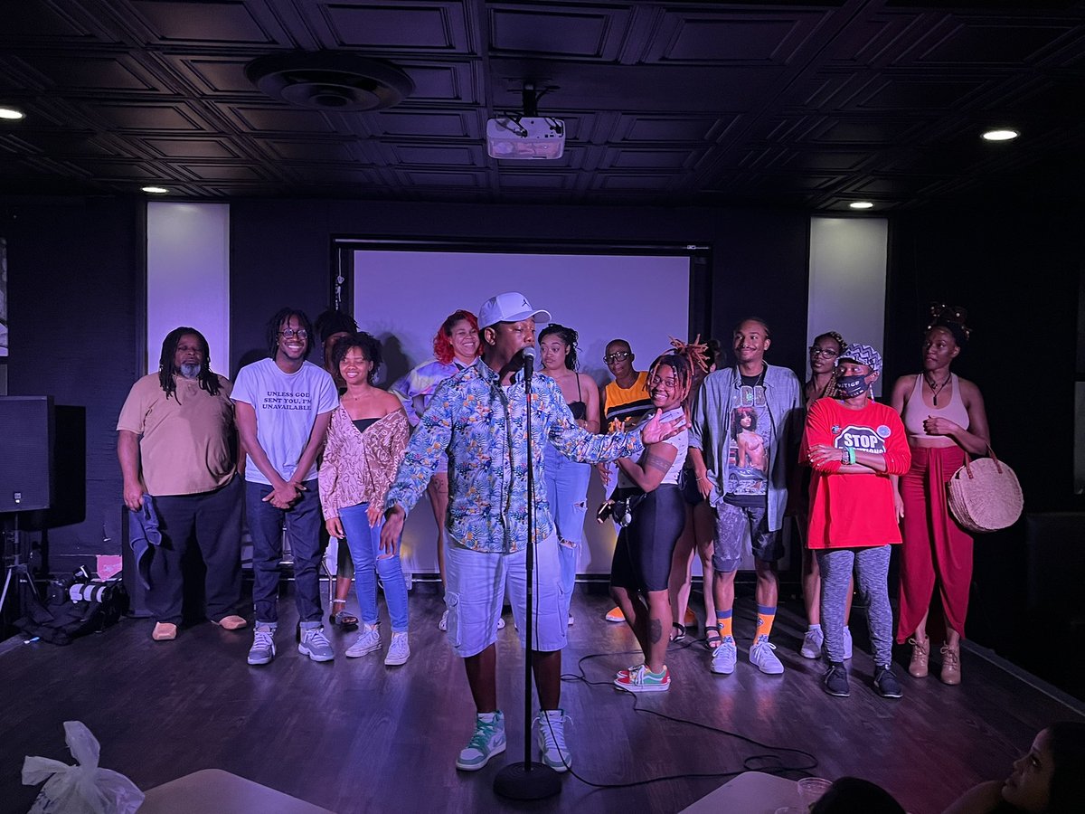 thehoodteacher_'s tweet photo. Wednesday nights just keep getting better! Poets from all walks of life with different perceptions. The love is contagious, the vibe is vivacious, and the art is authentic. Thank you so much for the continued support and love, world.
#DopePoetryNight
#IceEventCenter https://t.co/Nz84j2Ih4r