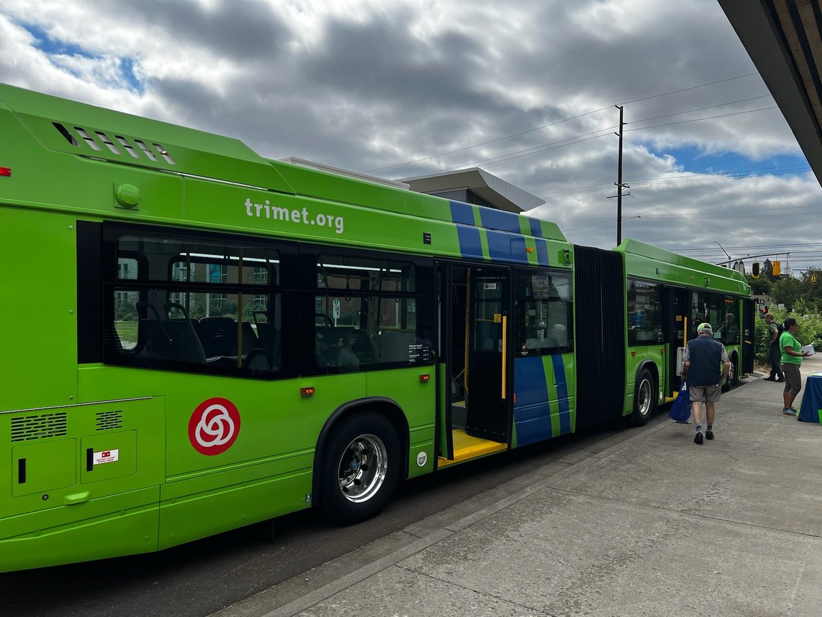RescueEwe's tweet photo. A friend just sent me these images of the new FX bus! 🤯🚲 #BusBikeRacks #FloorLevelBikeRacks https://t.co/2CrbjYKqwp