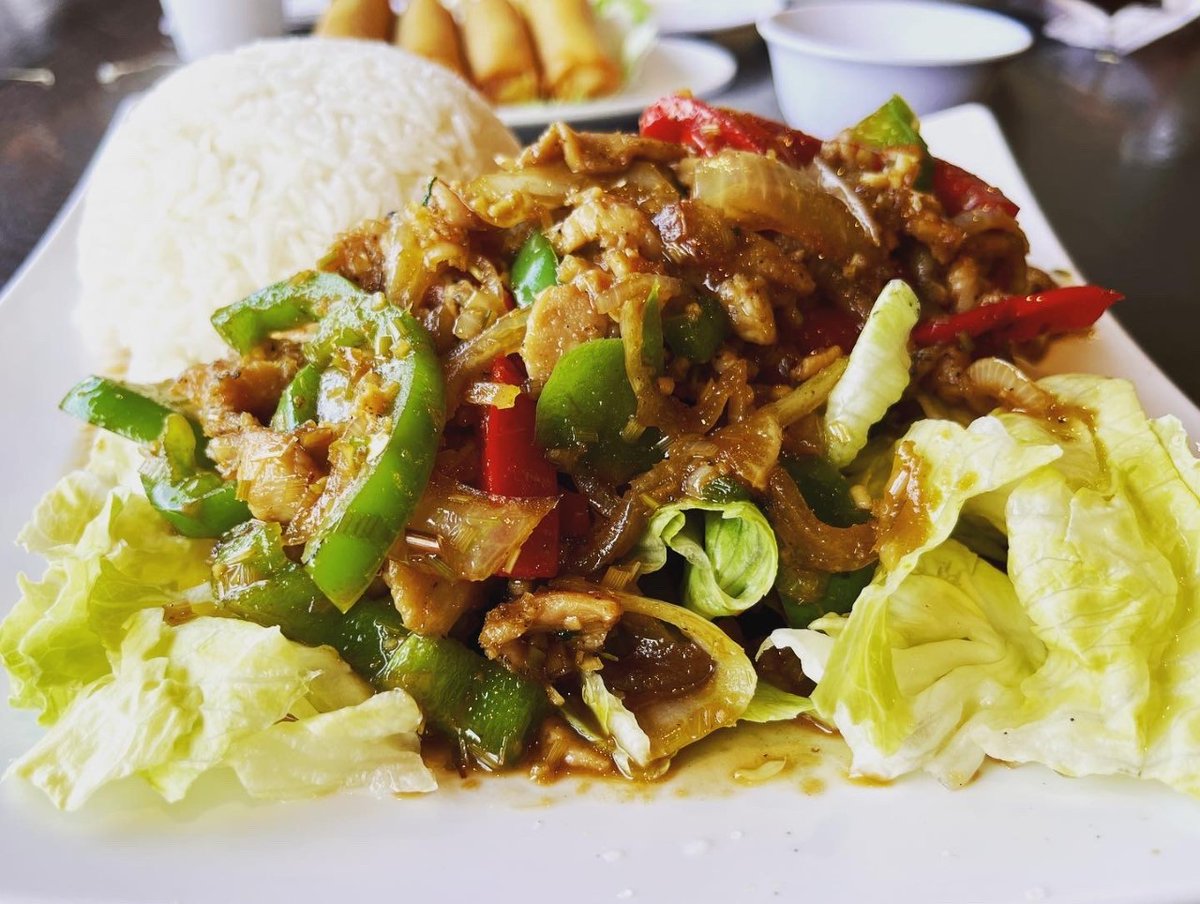 e_manilee's tweet photo. haven't been to these yummy local eats in a while...so good! 💕 lemongrass chix at pho shop, and mapo tofu at mitsuwa 😋  #yummy #eats #losangeles #phoshop #mitsuwa #foodie #asianfood #sogood #foodphotography https://t.co/O4aupPXqNb