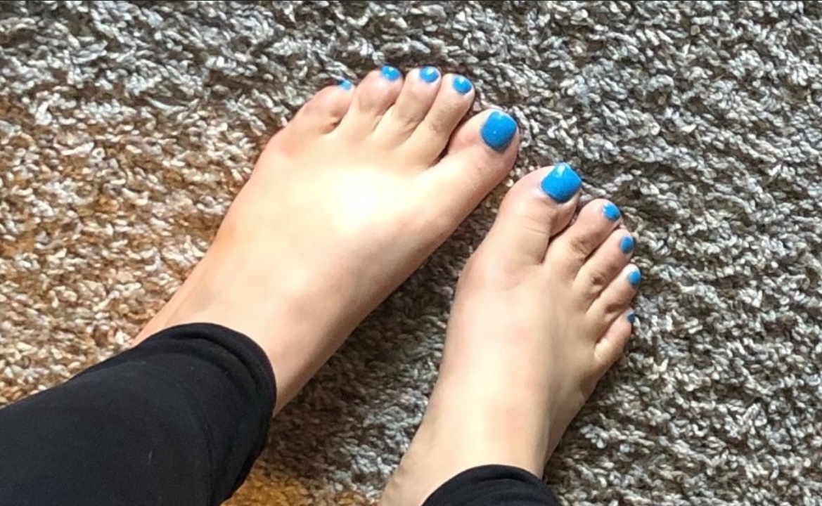 Feet_NextDoor's tweet photo. Polished Toes 🥰 #toes #feet #feetfinder #feetpicsforsales #feetfetiche #feetlick #feetsoles #feetpretty #toes https://t.co/DwoGshK1iR