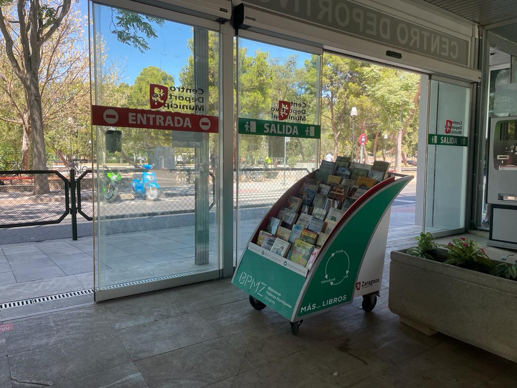 ZGZBibliotecas's tweet photo. @zaragoza_es Y cuando cierren las piscinas municipales (a partir del 5SEPT) los libros que hemos puesto a tu disposición este verano en cuatro de los Centros Deportivos Municipales se recogerán en las bibliotecas
#MásQueLibros #Veranleo #piscinas #Zaragoza https://t.co/zBrnwhlN1X