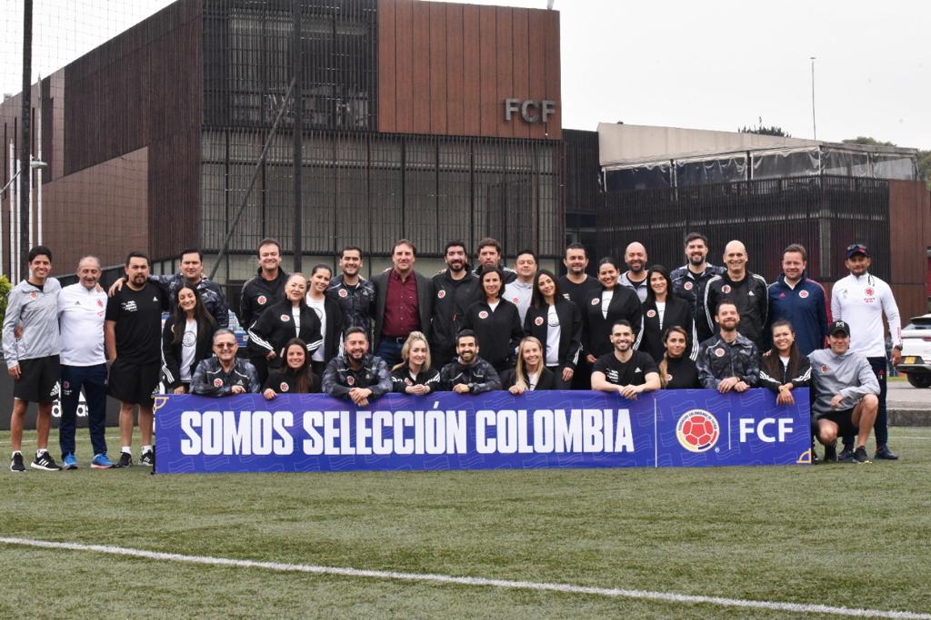 Jaramillopipe's tweet photo. De charla con N. Lorenzo, DT Selección Colombiana de fútbol.
@adidasCO ,nos vistió con las 3 rayas y jugamos con los patrocinadores oficiales. Ganó el Fútbol.
@golcaracol @Servientrega_ms @Bancolombia @homecenter_co @RappiColombia @BetPlayCO  @MovistarCo  @Avianca @Colombiana_LN https://t.co/8bfisvti44