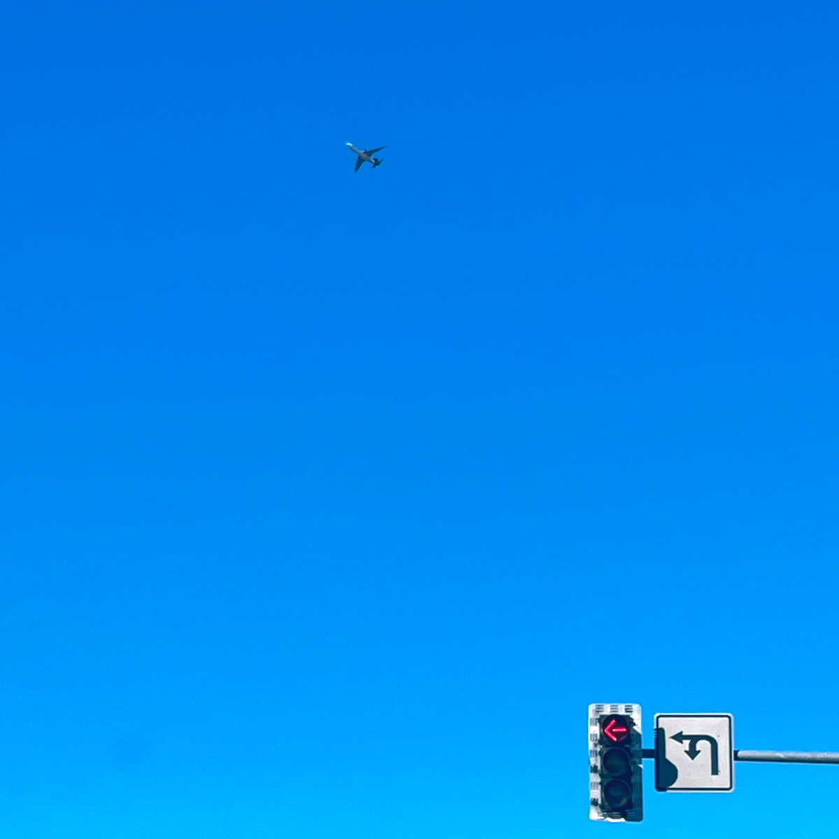 PaulaPhoto007's tweet photo. On Approach. Can you find it? Click to zoom out.
#photography #onapproach #minimalism https://t.co/F39cH1VHJZ