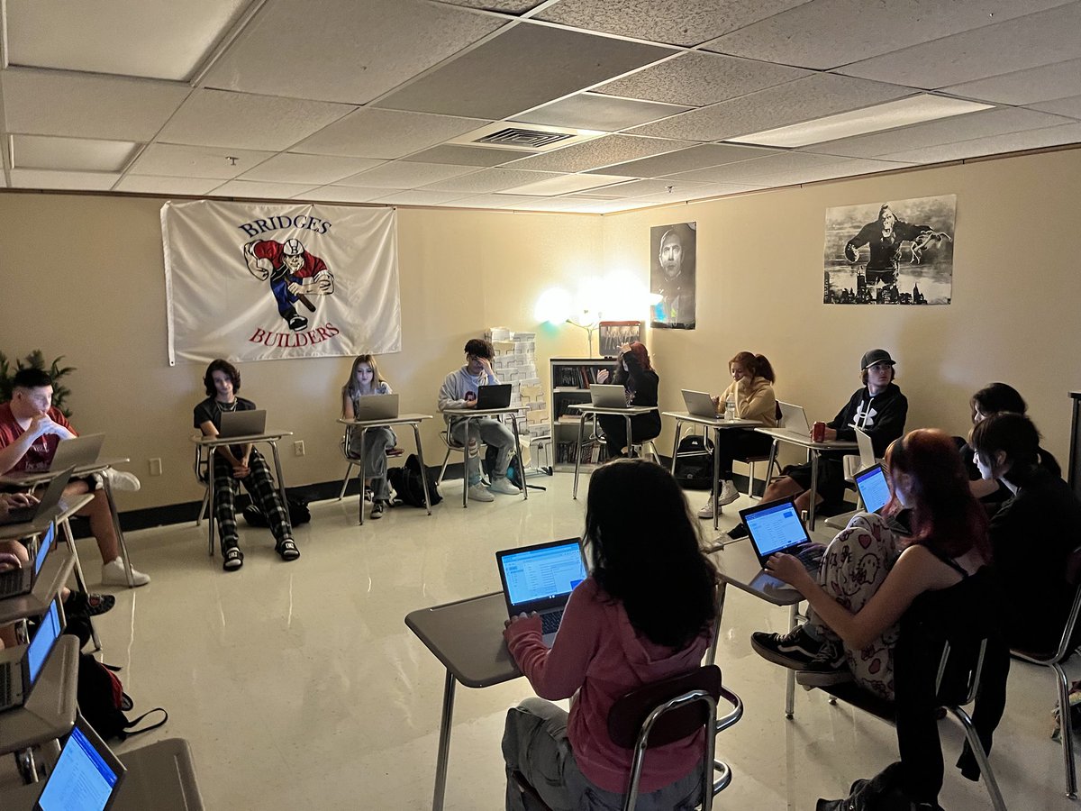 BridgesHS's tweet image. Preparing for tomorrow, today! Email writing in Mr Moffis’s class. #HAMMERSUP