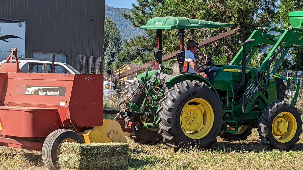 andrewkrug's tweet photo. When your bailer breaks down and you have to offer ask your neighbor to literally "bail" you out.  Thanks to my good neighbor Jim for helping out. #notsecurity https://t.co/Fbcju3XrGa