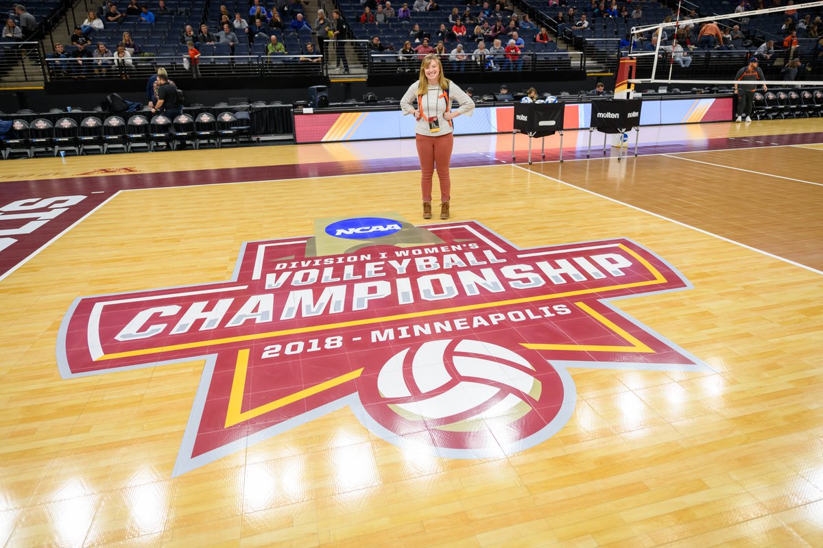 thelibbyshow's tweet image. The end of an era. The Libby Show is signing off. ✌️ 

This week marks my last with @IlliniAthletics as I have accepted a new position with @ILLINOISmed on campus. 

It's bittersweet, but its been an amazing seven years living out my dream of working with my hometown team.