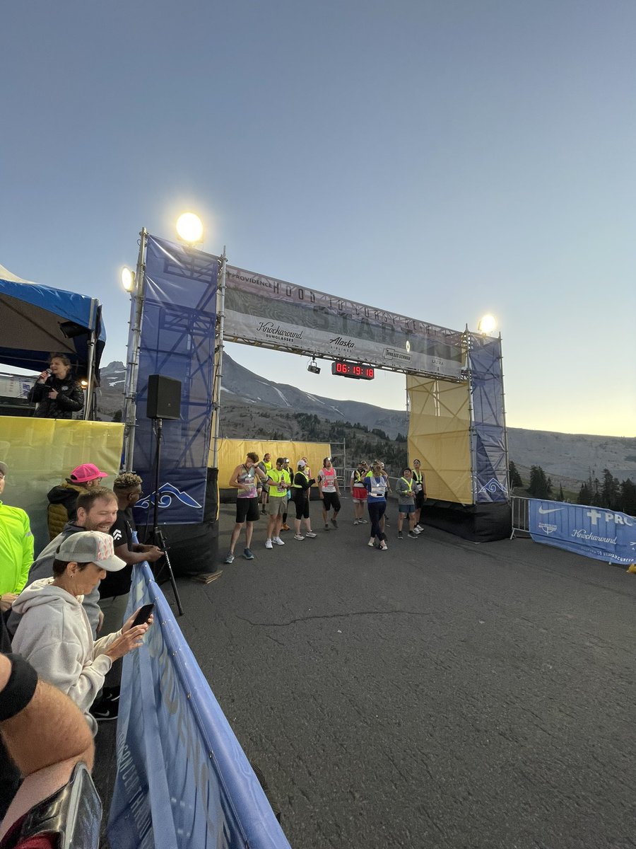 EvanWatsonNews's tweet photo. Weโre off! Our @KGWNews team is running Hood to Coast this weekend!
I started leg 1 by ignoring Kate Bushโs advice and running straight down that hill. More to come. See you at the beach, friends. #HTC22 #HTC40 https://t.co/PtlYxoQS10