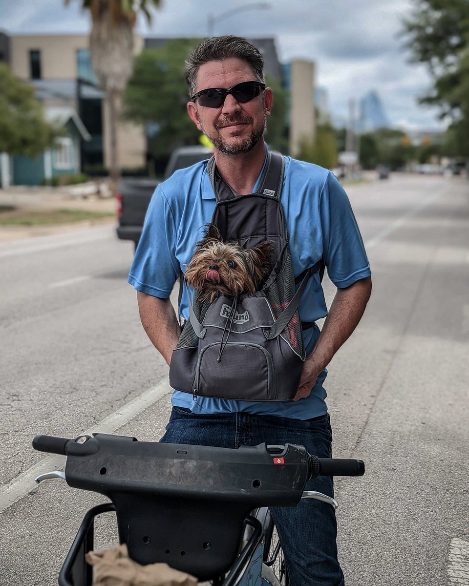 It's #nationaldogday today! Don't forget to give your pup extra pets and treats today! If you're like us, you do that everyday anyway!

#dog #friday #bikeshare #weekend #ebike #MetroBike #puppy #getoutside