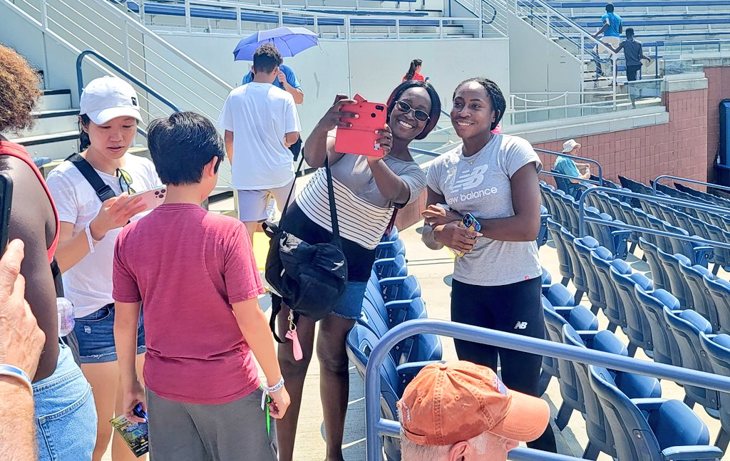 CCSMOOTH13's tweet photo. So cool of Coco to come out and show her support for Chris. Said she rushed to the court right before he served it out. 🙌🏼 Then, she got the crowd chanting "Giraffe" as he was packing his bag. 🦒🤣 Lucky fans got to get some selfies before she left. ❤️ #CocoGauff https://t.co/46T1dYKOas