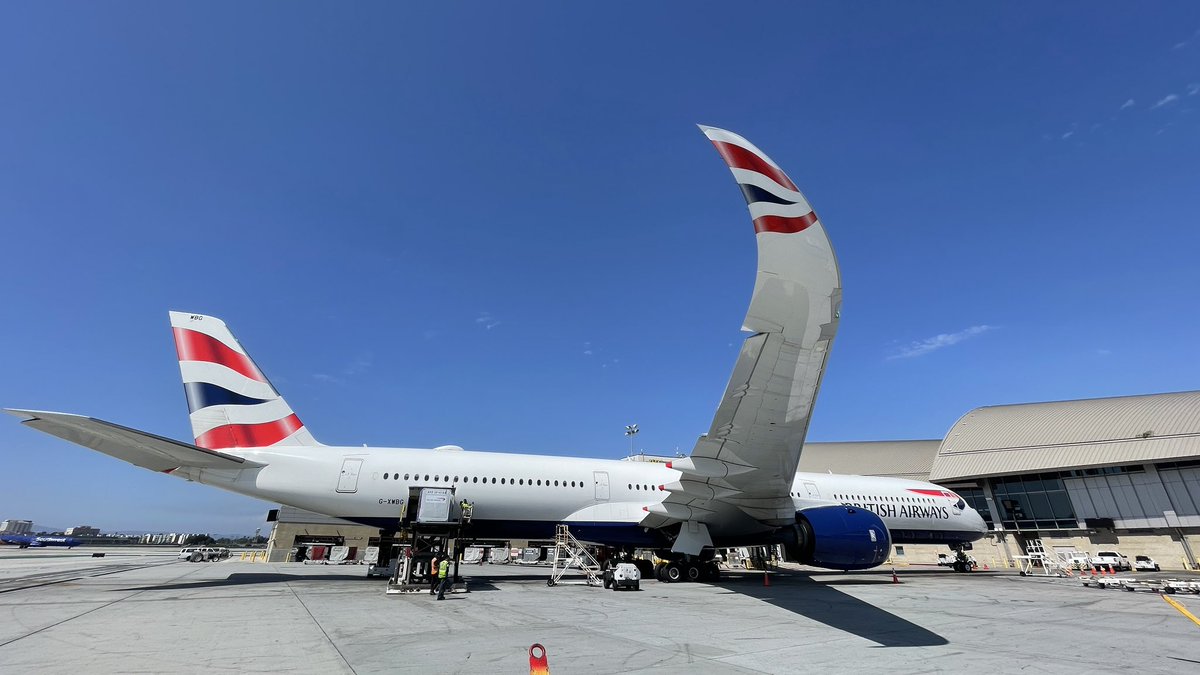 scottiebateman's tweet photo. 52 hours ago I woke up in #LA. Since then I’ve flown to #London, where I missed my #Florida flight…then decided to connect thro’ @JFKairport…where I slept briefly on the terminal floor, so @JetBlue could fly me to #Orlando. MISSION COMPLETE. I have my badge for #Atemis launch🚀 https://t.co/HGV1uWPUeB