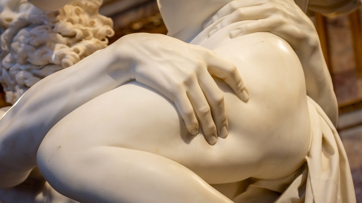 efemarq's tweet photo. Què feieu quan tenieu 23 anys? L'escultor i arquitecte Gian Lorenzo Bernini, als 23, convertí el marbre de Carrara en carn a l'inquietant grup escultòric "El rapte de Prosèrpina" (1621-22), on els dits de Plutó pressionen la cuixa de Prosèrpina com si fos de plastilina. https://t.co/PXxTdqAf0y