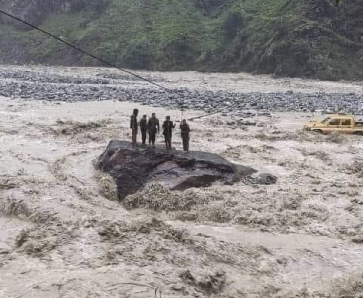 huzzi_here's tweet photo. Heartbreaking 
Inka kasoor ye hy ky ye aik aam Pakistani heen 💔💔💔💔
Inky liyee koi kun helicopter aegaa 💔
Pakistan is a country where you can fly from one corner to another within some hours but they were there for 5 hours kon zimadaar hy is sab  ka 😭😭💔 https://t.co/vGWCxFseFf