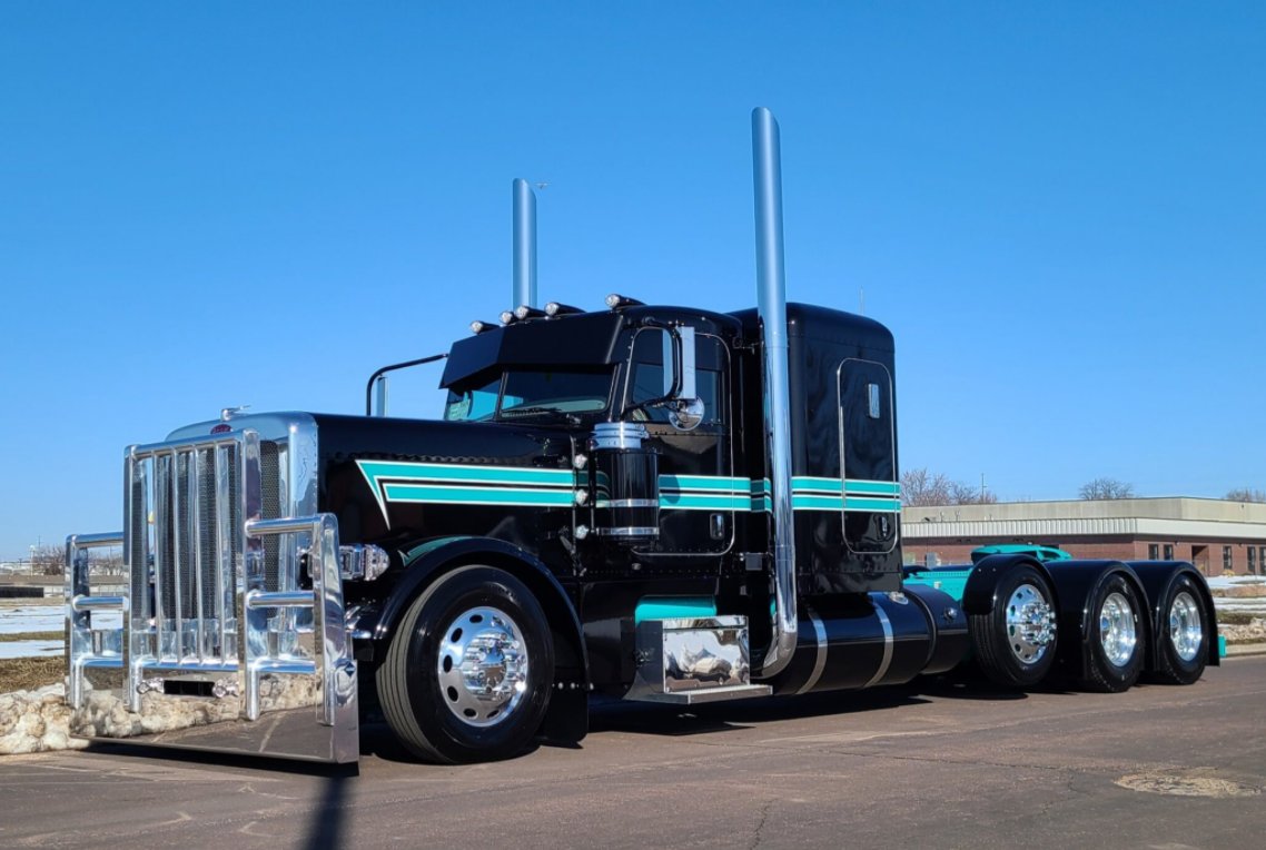 HERD_NorthAm's tweet photo. Throwin' it back to this beauty!

Would you drive this truck?

#HERD #HERDBumpers #Trucking #semitrucks #truckers #Peterbilt #Truckguards #grilleguards #bullbar #bullguard #deerbumper #deerguard #moosebumper #brushguard #HERDguard #Friday #StrongerTogether https://t.co/KffiCjyBMH