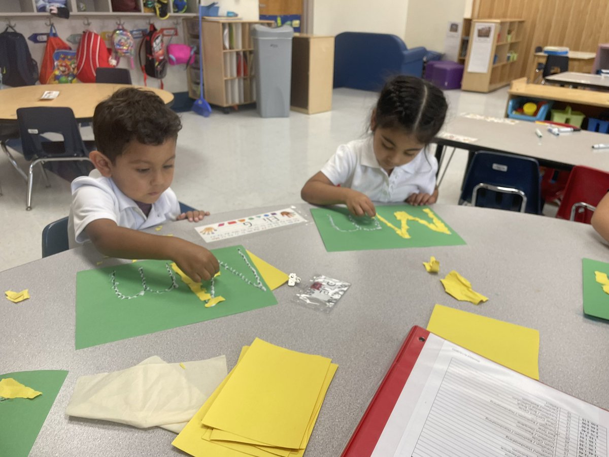 gurrola_2022's tweet photo. Working on fine motor and the letter M.  @LomaParkES https://t.co/nm9l30ILBm