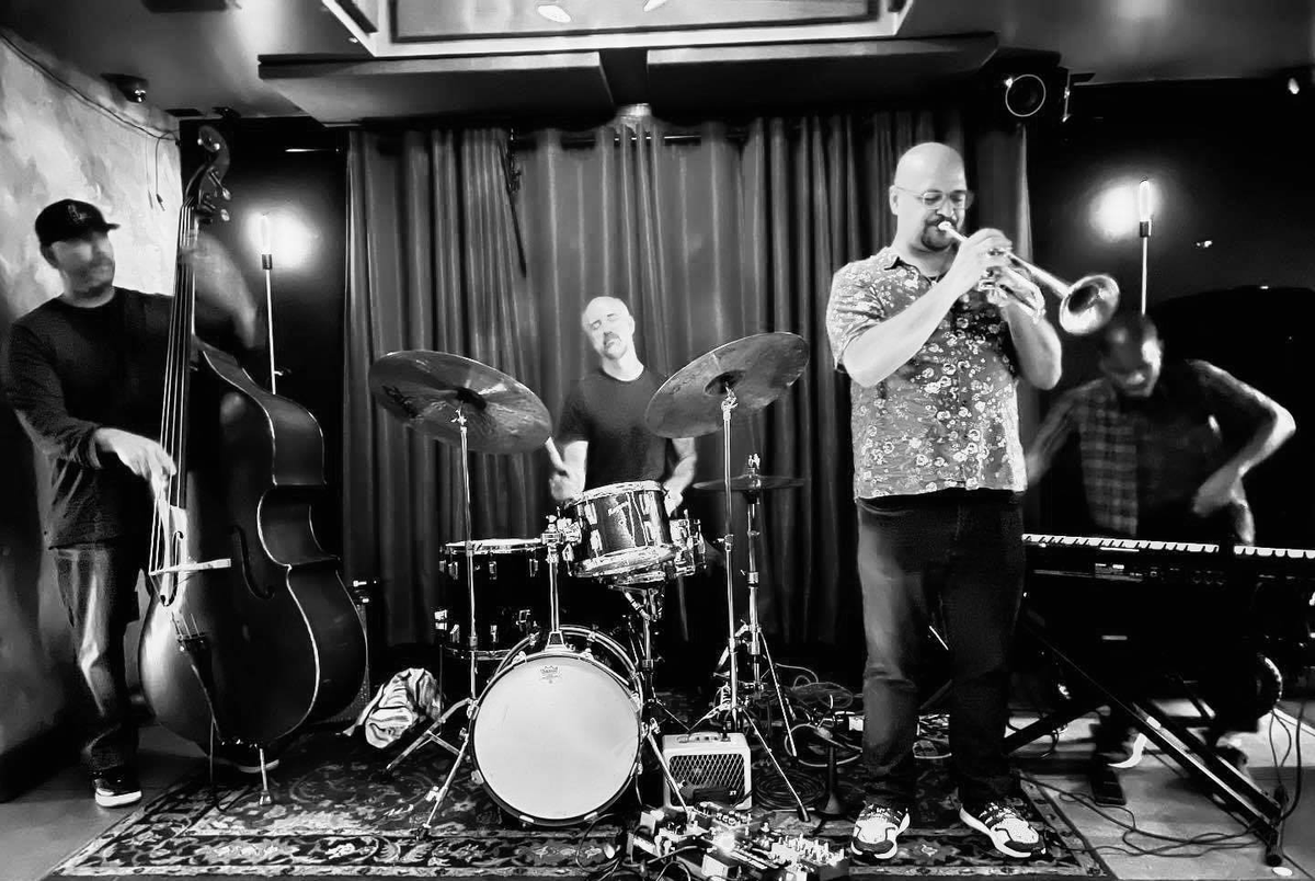 jwNewMusic's tweet photo. ...had a great time performing last night @ ETA Highland Park!!!
:::::::::
🔴#DanRosenboom, trumpet
🔴#JoshuaWhite, keyboards
🔴#EricRevis, bass
🔴#MarkFerber, drums
:::::::::
https://t.co/H5XPgeMkcR
https://t.co/KjCk3gSDMe
:::::::::
📸: August 25, 2022 | #LosAngeles https://t.co/iST5KnOigh